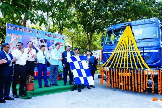 भारतीय नौसेना के आखिरी वरुणास्त्र को हरी झंडी दिखाकर रवाना किया गया की छवि