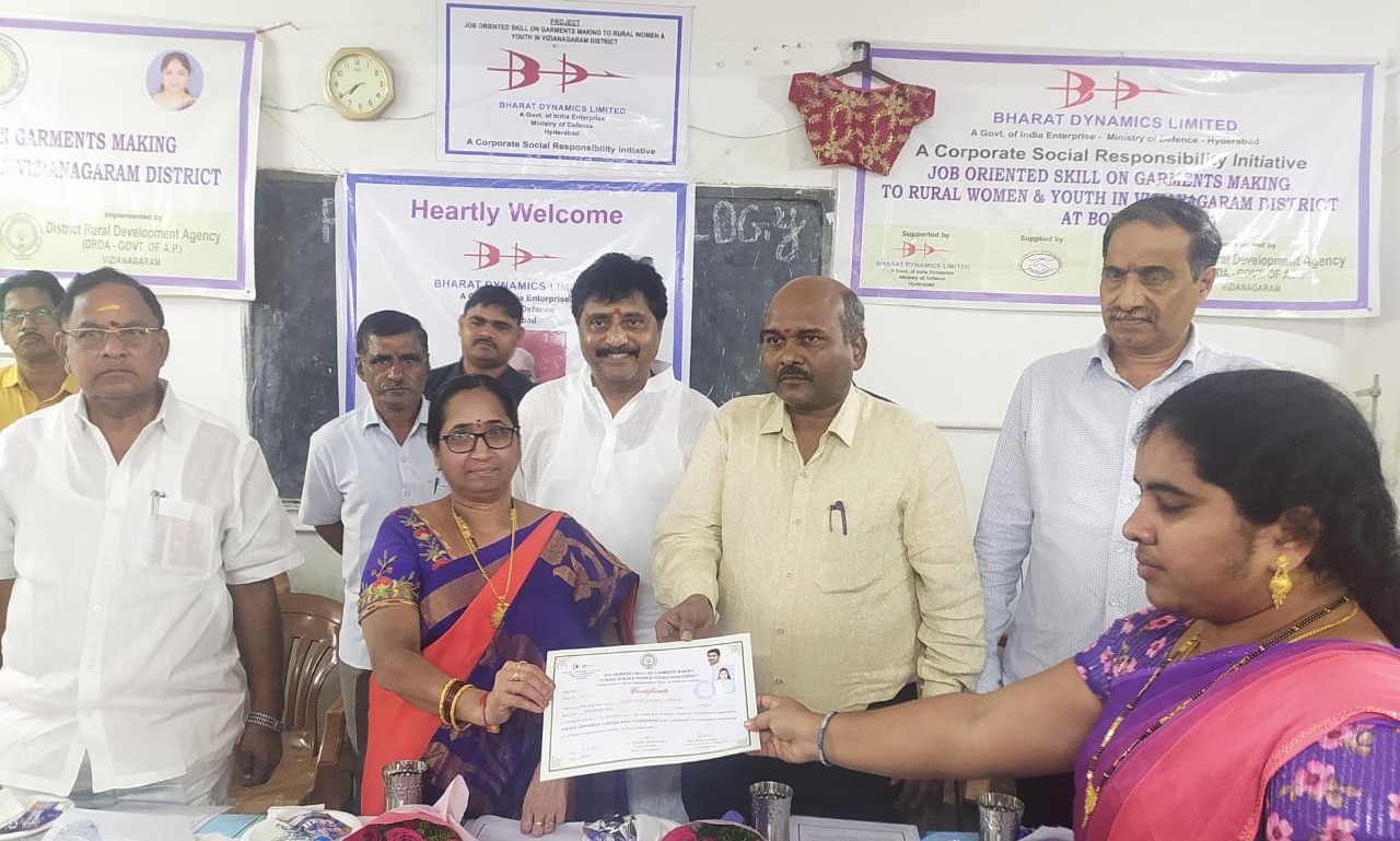 बी डी एल-सी एस आर की पहल महिलाओं के लिए नौकरी-उन्मुकख कौशल प्रशिक्षण सरकारी स्कूलल की कक्षाओं का डिजीटलीकरण का कार्य हाथ में लिया