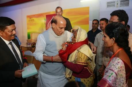 रक्षा मंत्री द्वारा "वीर नारियों" को सम्मानित किया गया