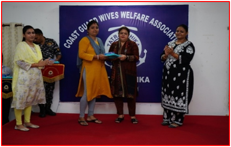 उपहार एवं मिठाइयाँ वितरण की छवि1