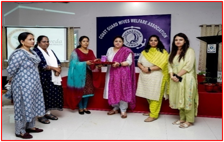 उपहार एवं मिठाइयाँ वितरण की छवि2