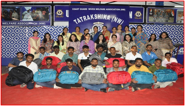 चित्र 1: दिहाड़ी मजदूरों को बैग वितरित किए गए