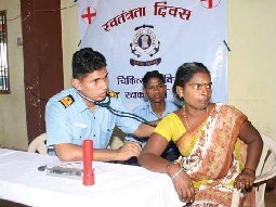 चिकित्सा शिविर में मछुवारा समुदाय के साथ सद्भावना प्रदर्शन की छवि