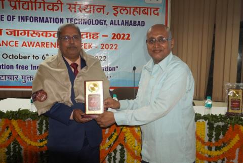 1 Nov. 2022 : Presented Memento to Sh. Rakesh Mishra by CVO